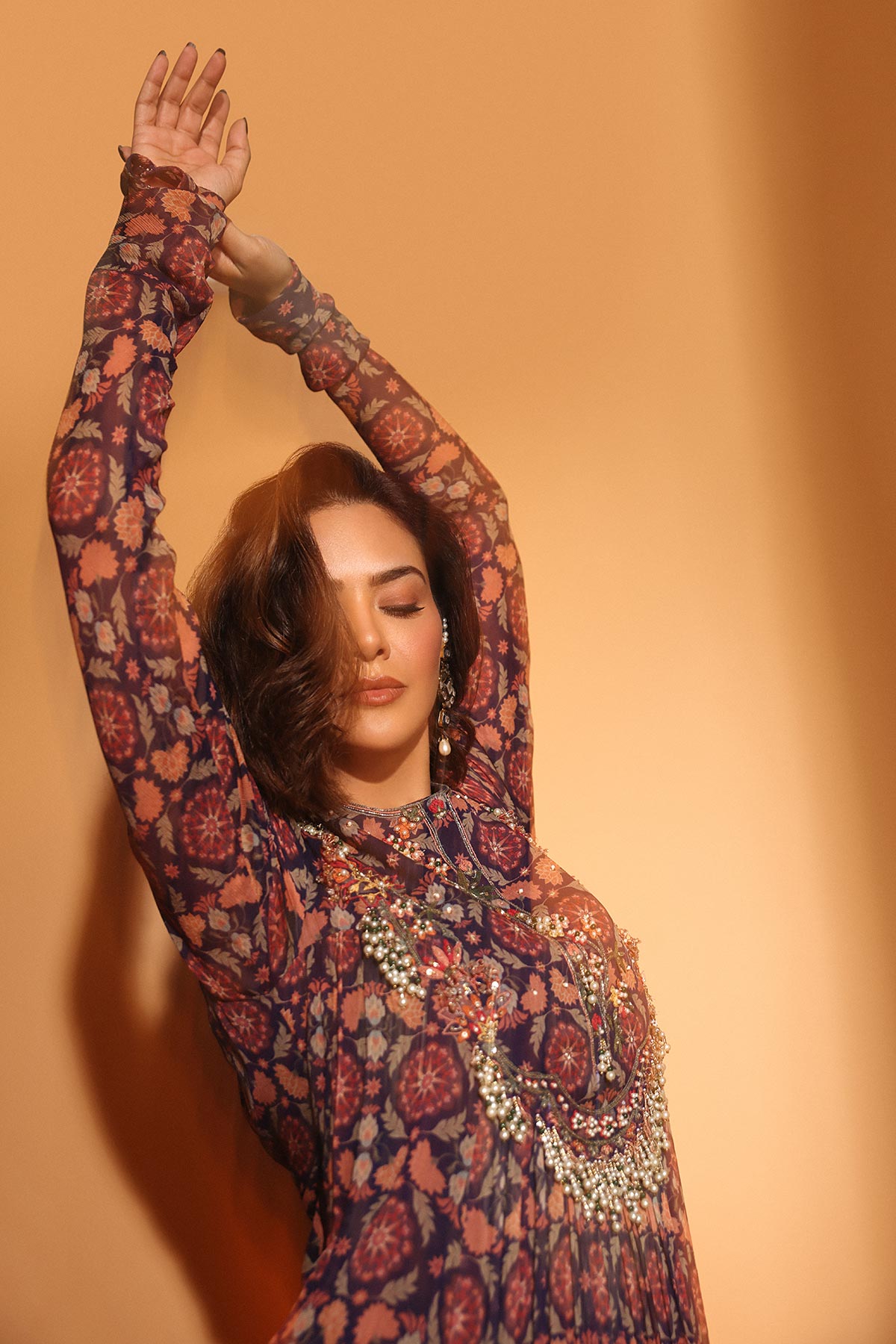 Esha gupta in Saaja