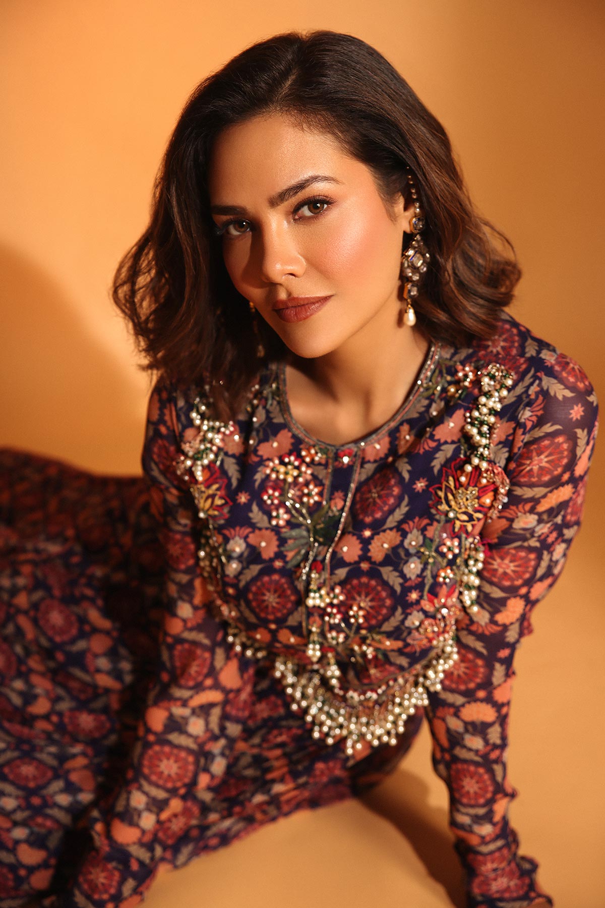 Esha gupta in Saaja – Ridhi Mehra