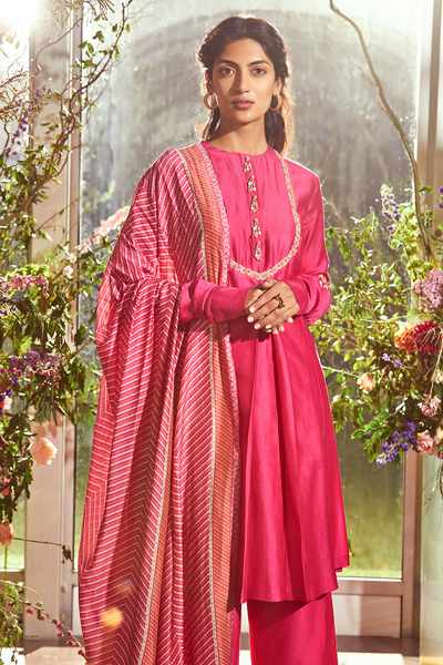 RIDHI-MEHRA-Fuschia embroidered chanderi kurta-pants set with Bandhani printed fine silk dupatta