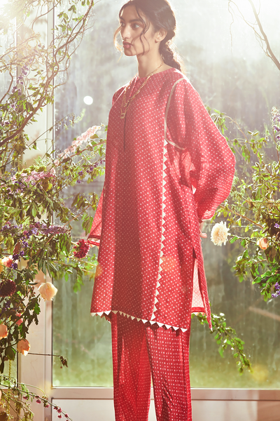 RIDHI-MEHRA-Red folk printed chanderi kurta. Red folk printed chanderi salwar pants.