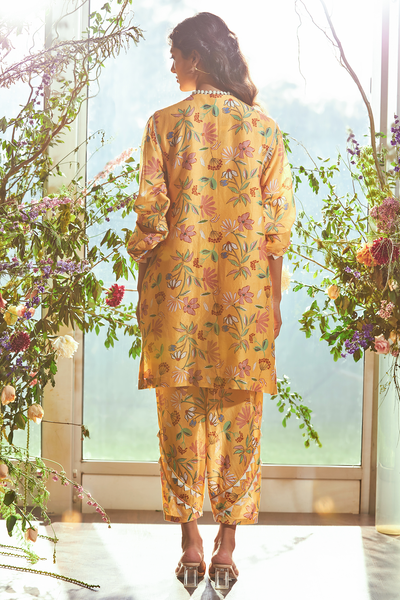 Ridhi-mehra-Yellow-big floral printed chanderi kurta. Yellow big floral printed salwar pants.