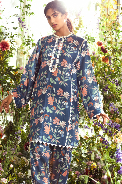 RIDHI-MEHRA-Navy big floral printed chanderi kurta. Navy big floral printed chanderi salwar pants.