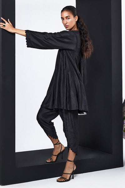 Ridhi_mehra_Black flared short kurta with tulip pants